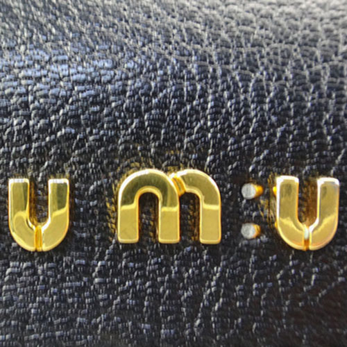 MIUMIU包LOGO修補