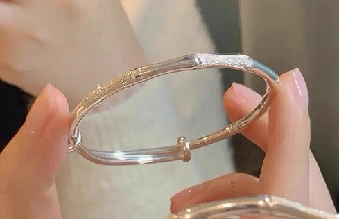 手鐲變形修復(fù)多少錢？手鐲變形了怎么還原？