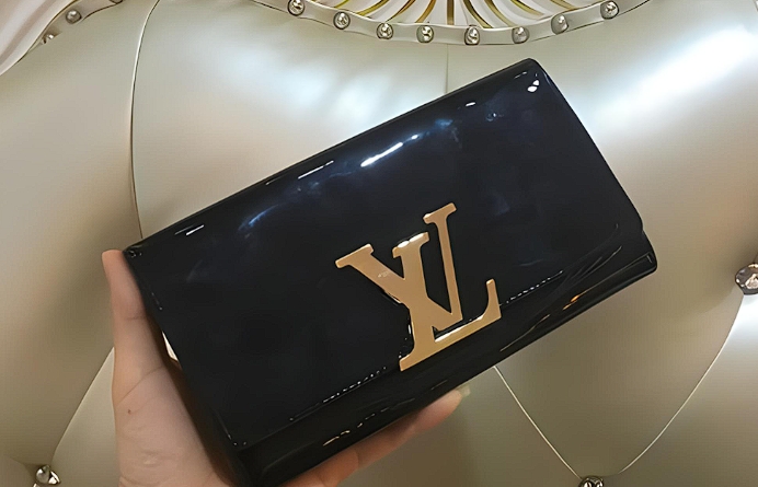 lv包皮件如何保養(yǎng)？lv女士手包如何辨別真假？