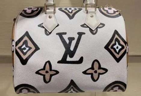 LV包包維修可以修復拉鏈卡住嗎？LV包包維修可以修復發(fā)霉嗎？