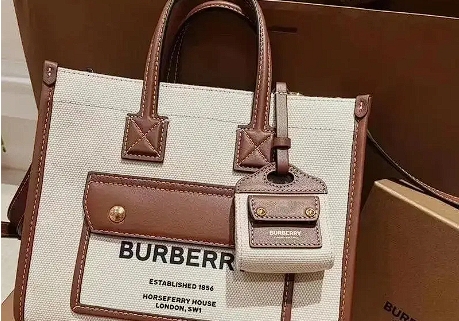清洗Burberry包包時(shí)需要注意什么？Coach包包清洗后如何恢復(fù)原色？