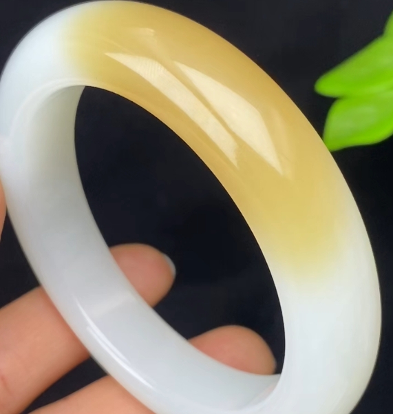 修復(fù)一個(gè)玉鐲要多少錢？玉鐲修復(fù)去哪里靠譜？